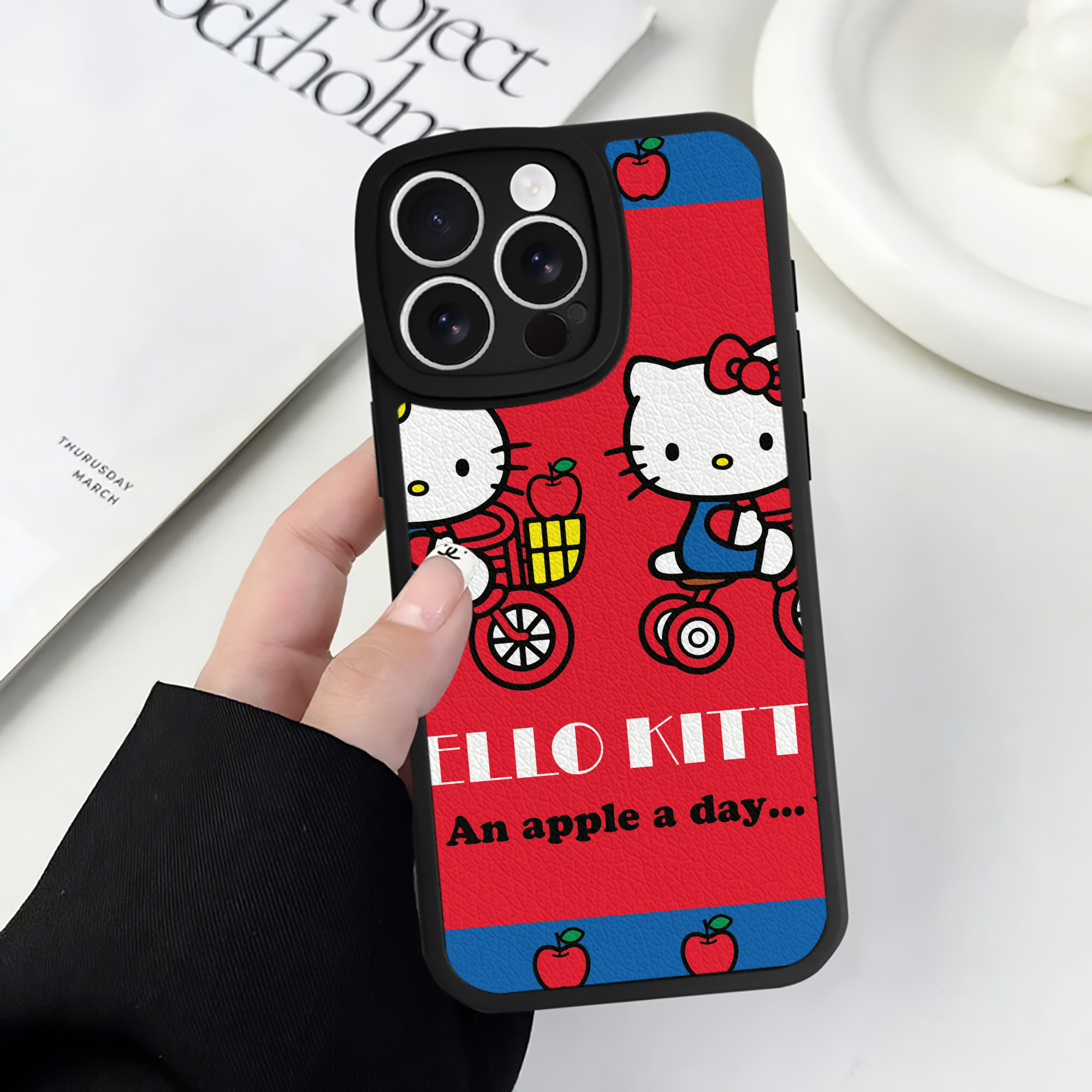 （画像用） Hello Kitty ハローキティ 【iPhone 16シリーズ対応】シリコンスマホケース（レザー調） 材質：シリコン
